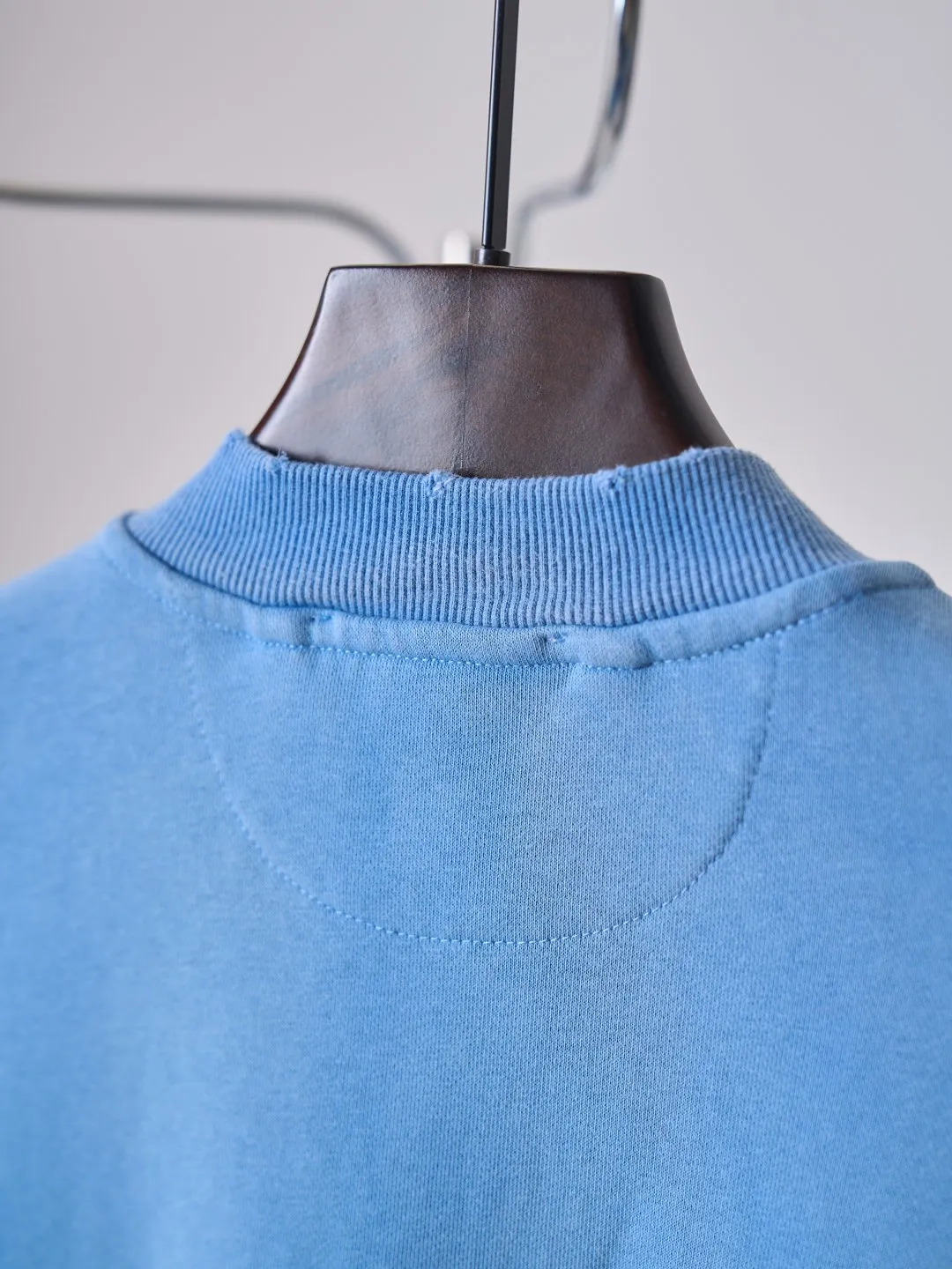 [Real auction] Acne Studios spray-painted distressed logo baseball collar zipper jacket [In Stock] S M L Acne Studios logo printing on the chest uses Retro sports aesthetics to engrave the brand's heritage. It is unobtrusive but highly recognizable. It subtly blends the Nordic minimalist style with the Retro sports style. It is low-key and elegant. It has its own aura. Adopt glue printing process. The chest printing has been revised three times with the film screen. Use glue liquid paint to print the pattern on the fabric. Bake the fabric to fix the printed pattern. Gradient distressing spray process. Spray dyes of different colors on the surface of the fabric. Realize that the clothes will show rich color changes under different lights to increase the visual layering. Many places on the body of the clothes are completely manually positioned and worn. Manual brushing marks add texture and depth to the surface of the clothes to imitate the texture of natural wear and tear. The fabrics have been fermented and washed, giving a better hand feel and texture. Not easy to deform, not easy to shrink, not easy to fade, and maintain long-term beauty and loose fit.